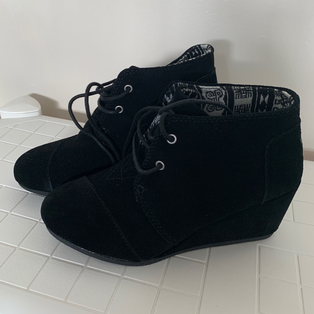 TOMS desert wedge black suede